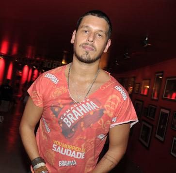 João Vicente de Castro está aqui no camarote da Brahma, sem Cleo Pires