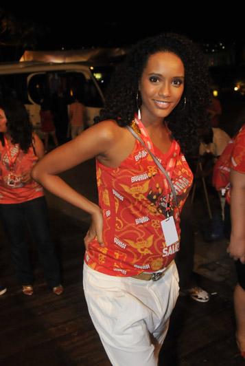 Taís Araújo, sem Lázaro Ramos, fala sobre gravidez aqui no camarote da Brahma na Sapucaí