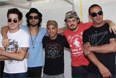 Acredita que o Jota Quest tá fazendo 15 anos de carreira? É claro que eles estão preparando um show daqueles para comemorar!