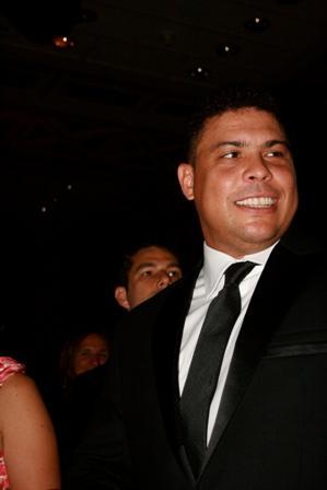 Que tal arrematar uma partida de golfe com Ronaldo Fenômeno? Ou ingressos para uma premiér em Hollywood?