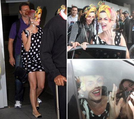 Katy Perry acaba de desembarcar com uma máscara no Rio! #brasilidade