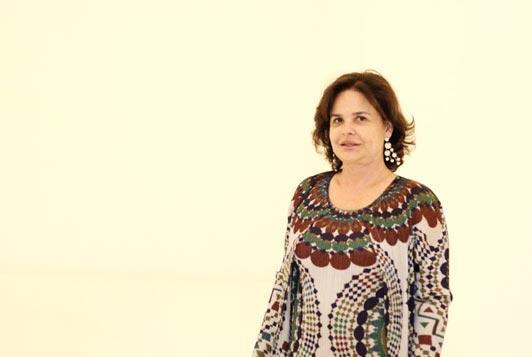 A galerista Nara Roesler não tira do som o CD Indivisível, de José Miguel Wisnik