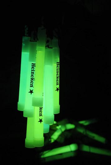 Nada de isqueiros para cima naquela hora das músicas românticas. O must são os bastões luminosos do lounge da Heineken!!