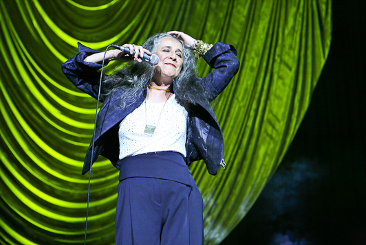 Maria Bethânia emocionou, cantando Chico Buarque, nessa terça-feira… Tem como ser melhor?