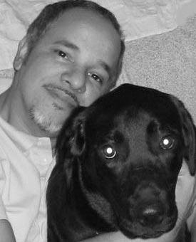 Caíco de Queiroz mima muito o seu labrador preto de 8 anos