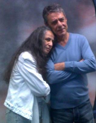 Olha só o clique de Bethânia repousando no ombro do Chico que a gente tem… Coisa mais linda do mundo….