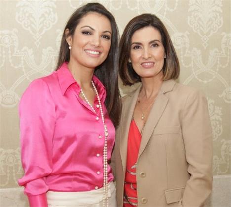 Fátima Bernardes está apresentando o estúdio do JN a Patrícia Poeta