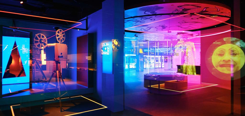 interactive-cinema-museum-exhibit-colorful-lighting