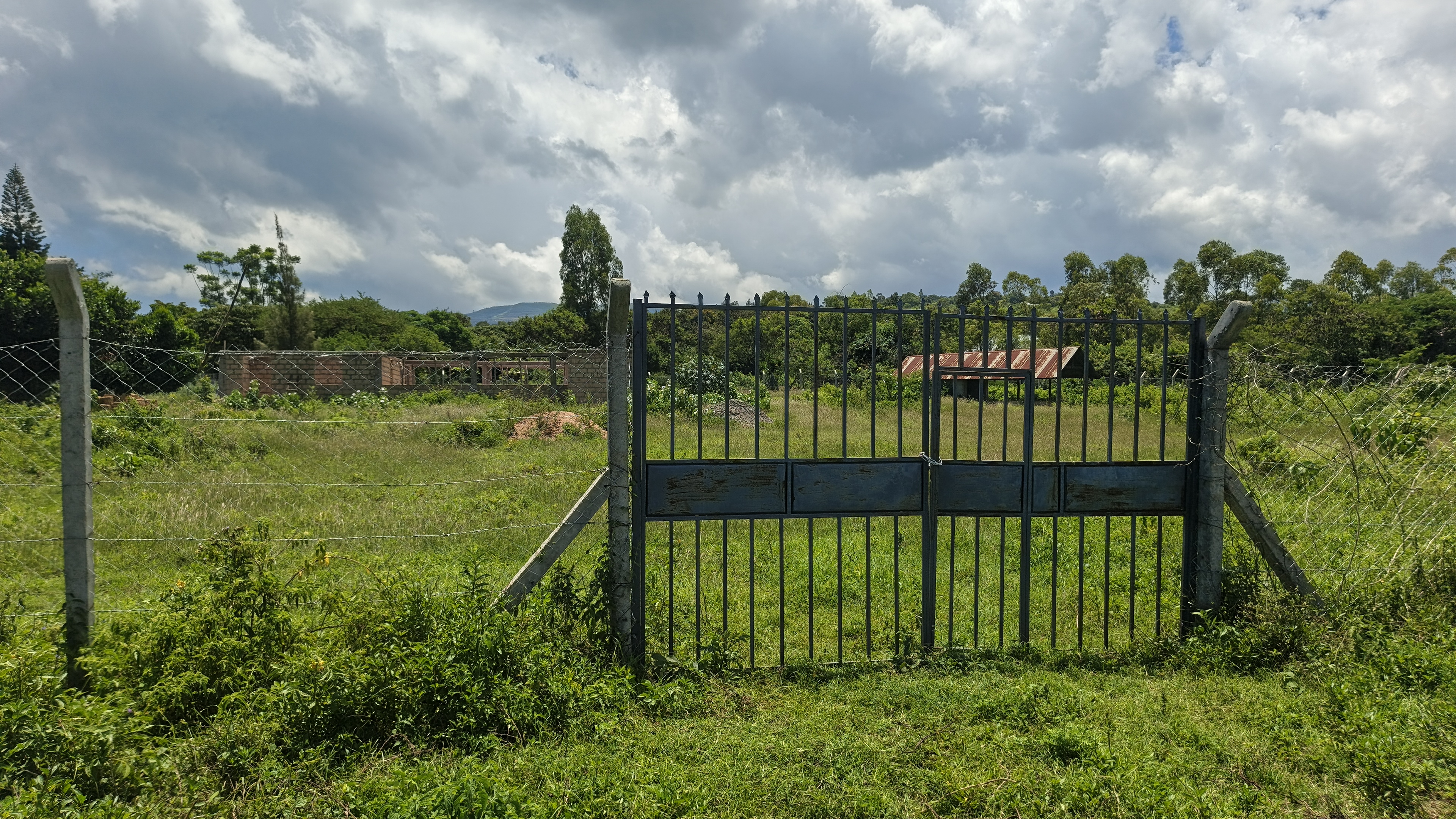 Magunga cattle deep fencing and gate work