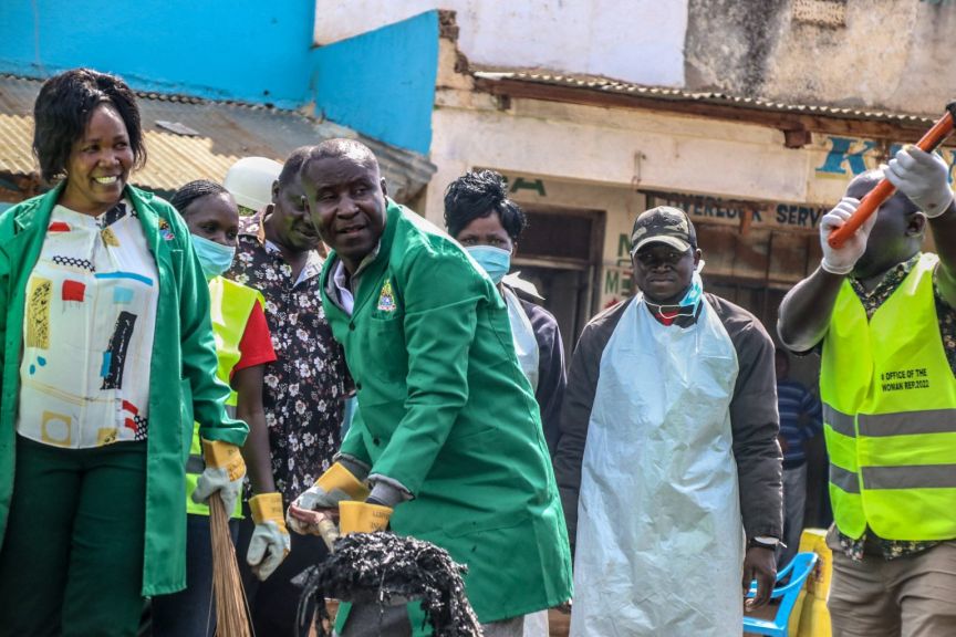 Minister leads clean up drive in Oyugis Town.