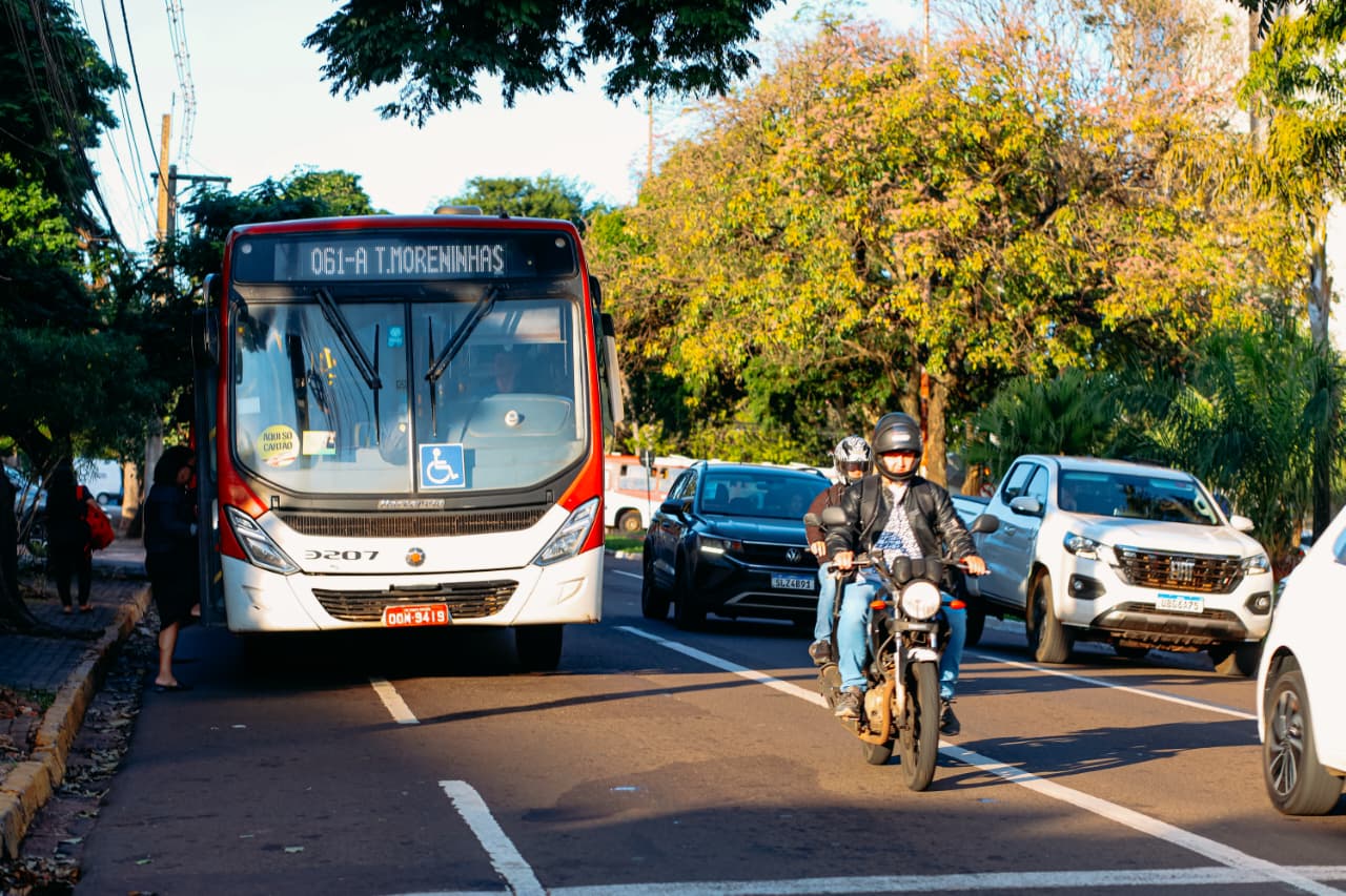 Imagem de ônibus circulando pela cidade
