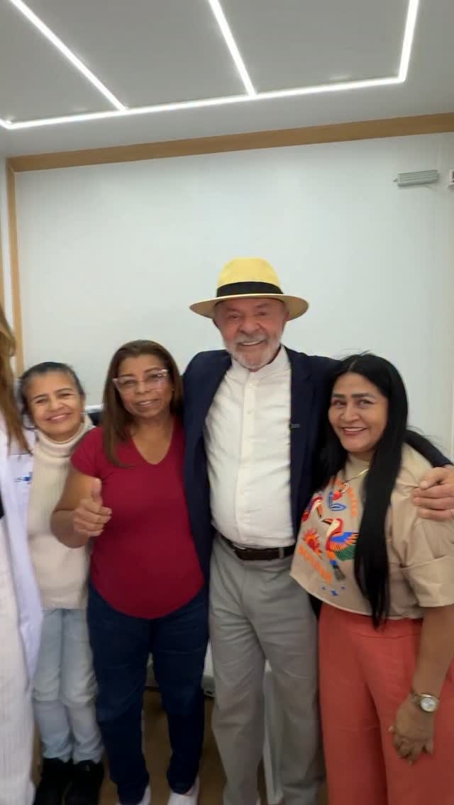 Foto de homem de chapéu acompanhado por mulheres sorridentes