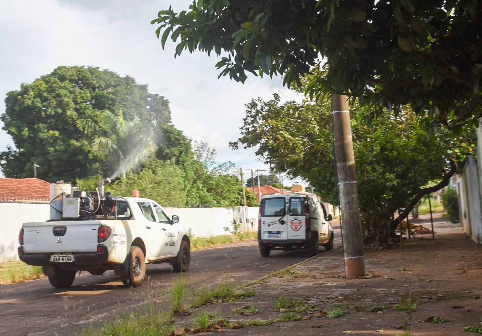 Carro do fumacê circulando em Campo Grande