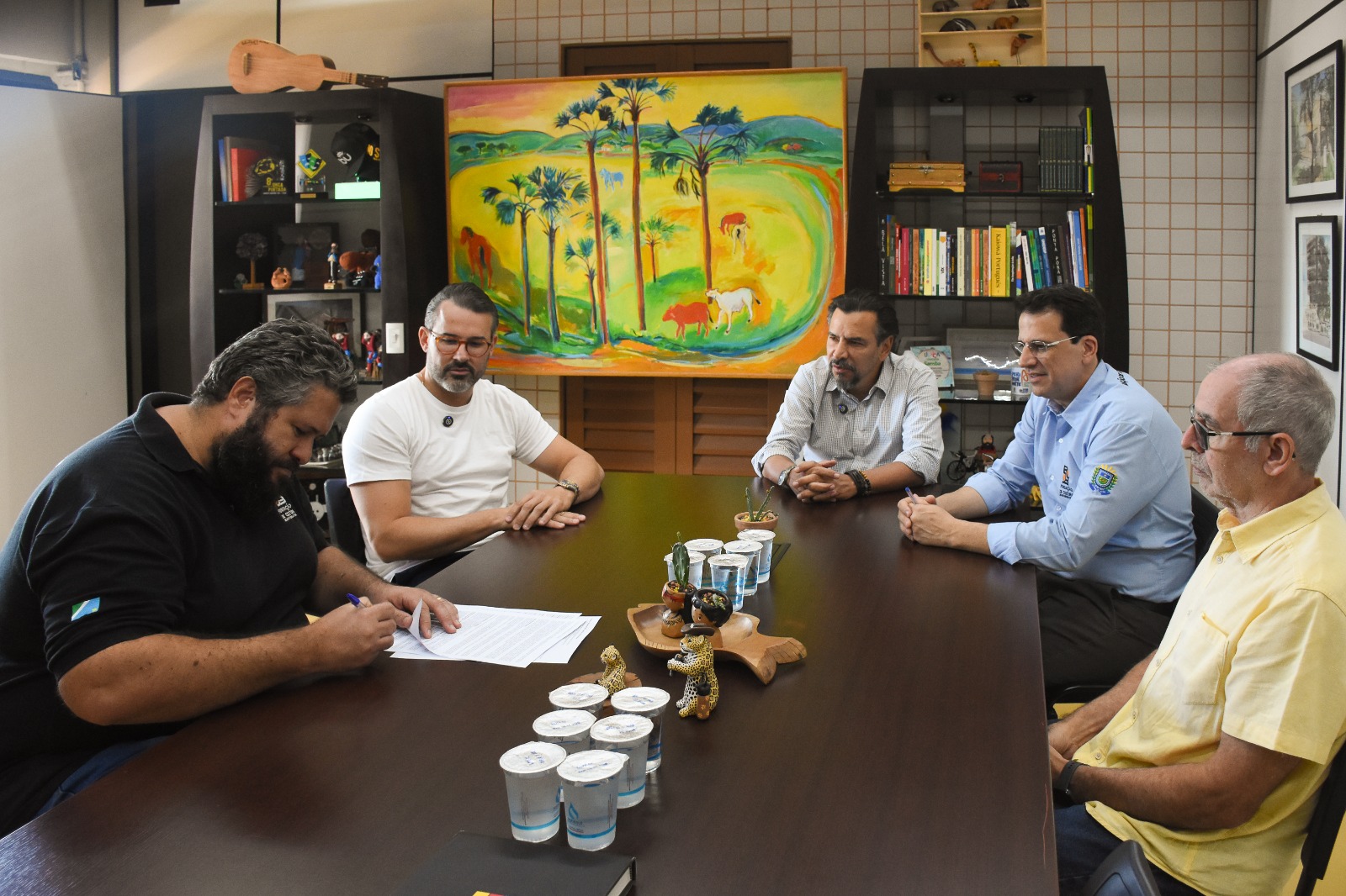 Foto da assinatura do termo de cooperação para digitalização do acervo