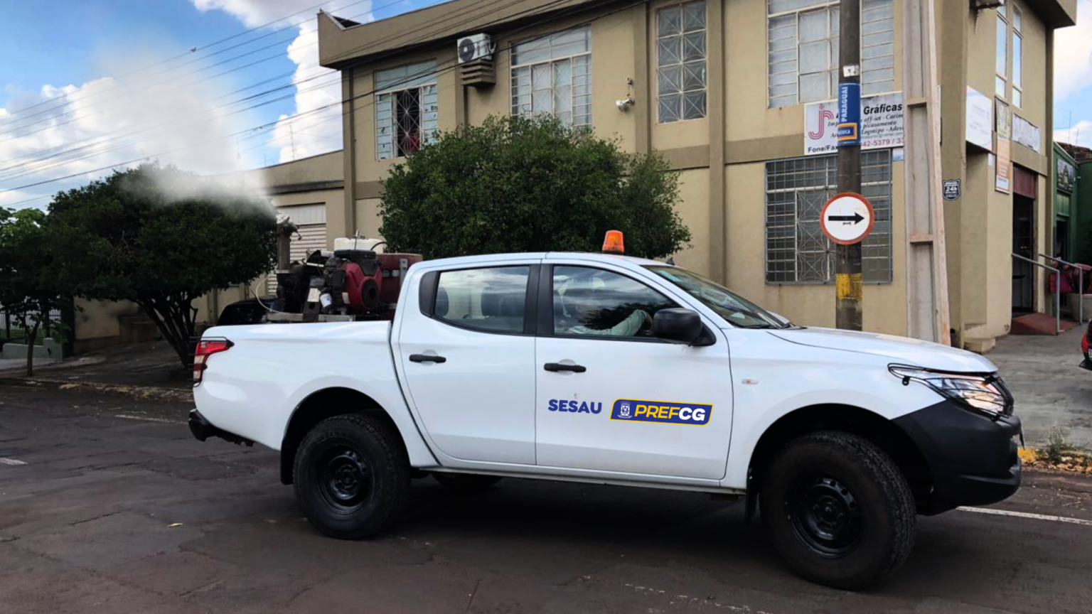Carro do fumacê em operação