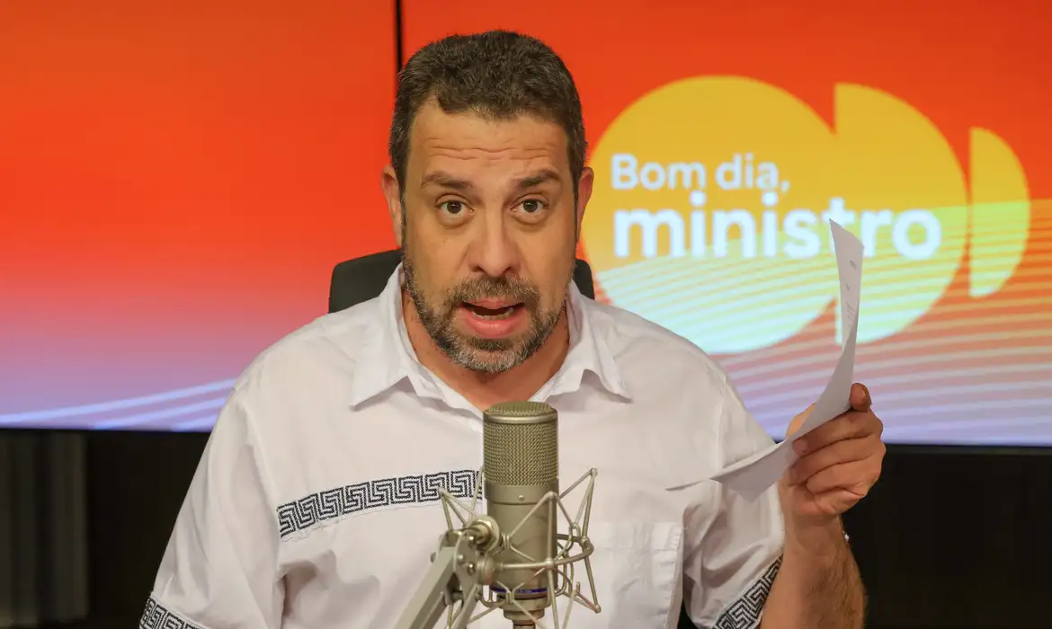 Fim da escala 6x1 deve impulsionar produtividade no Brasil, diz Boulos