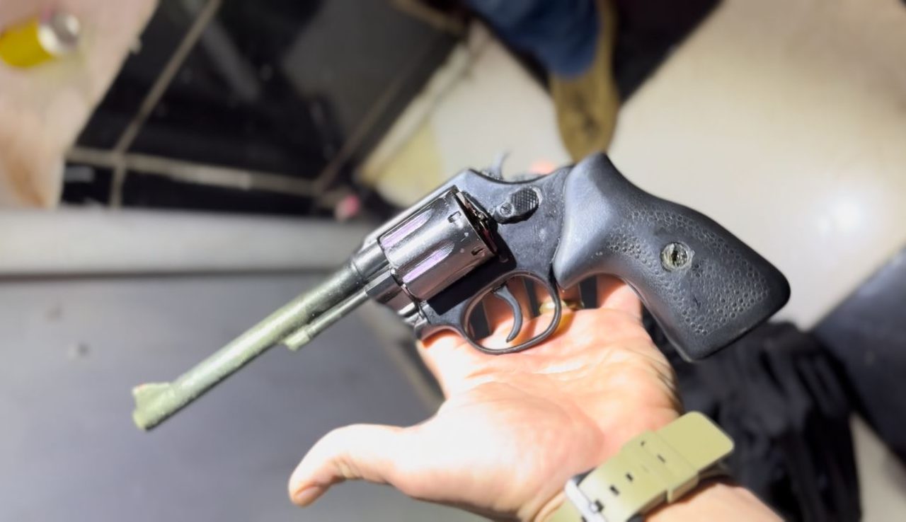 Polícia Civil apreende revólver e prende dupla em flagrante em barbearia