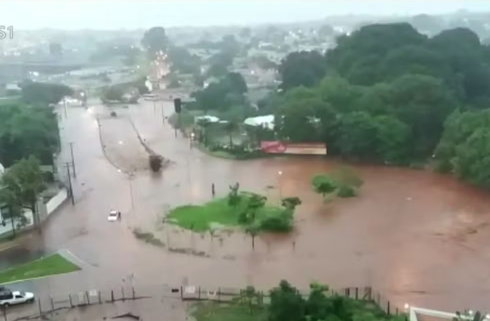 Avenida Rachid Neder sofre com alagamentos e afeta trânsito em Campo Grande
