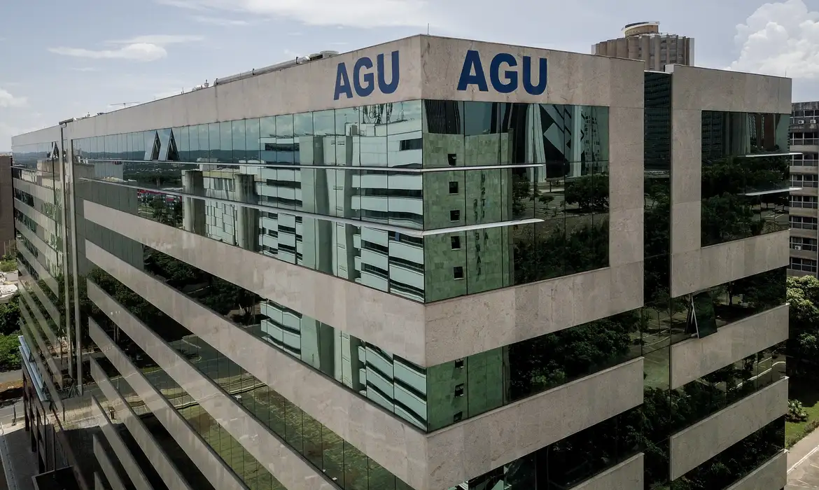 AGU afirma que apenas médicos devem fazer abortos legais