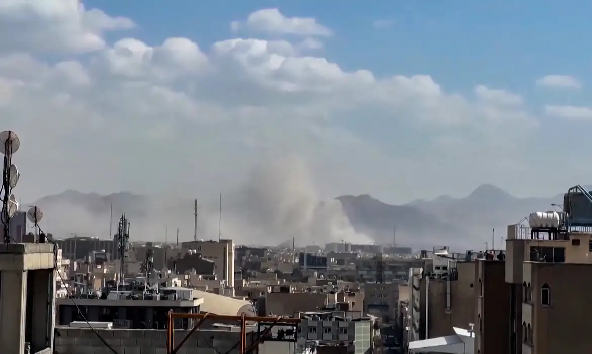 Ataques ao Irã resultam em mais de 200 mortes e 750 feridos