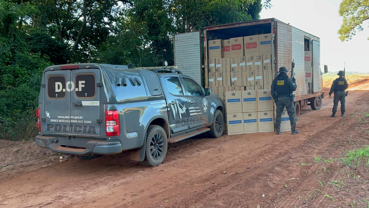 Caminhão furtaçado carregado com cigarros é recuperado