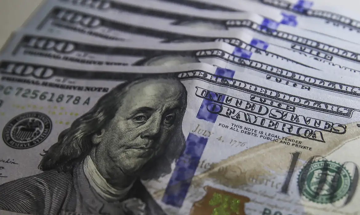 Dólar fecha em R$ 5,22 acompanhando cenário internacional