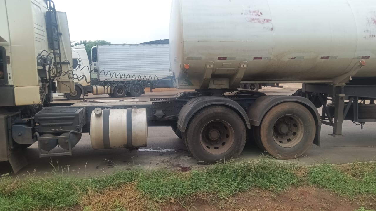 Explosão de pneu em caminhão-tanque mobiliza polícia em Sonora