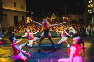 Farofolia transforma Esplanada em festa multicolorida nos carnavais de MS