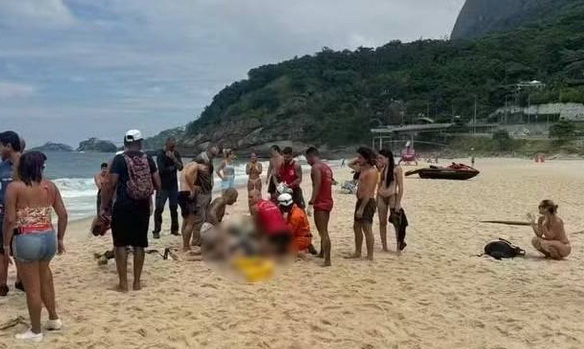 Homem morre e mulher fica ferida em acidente com asa-delta no Rio