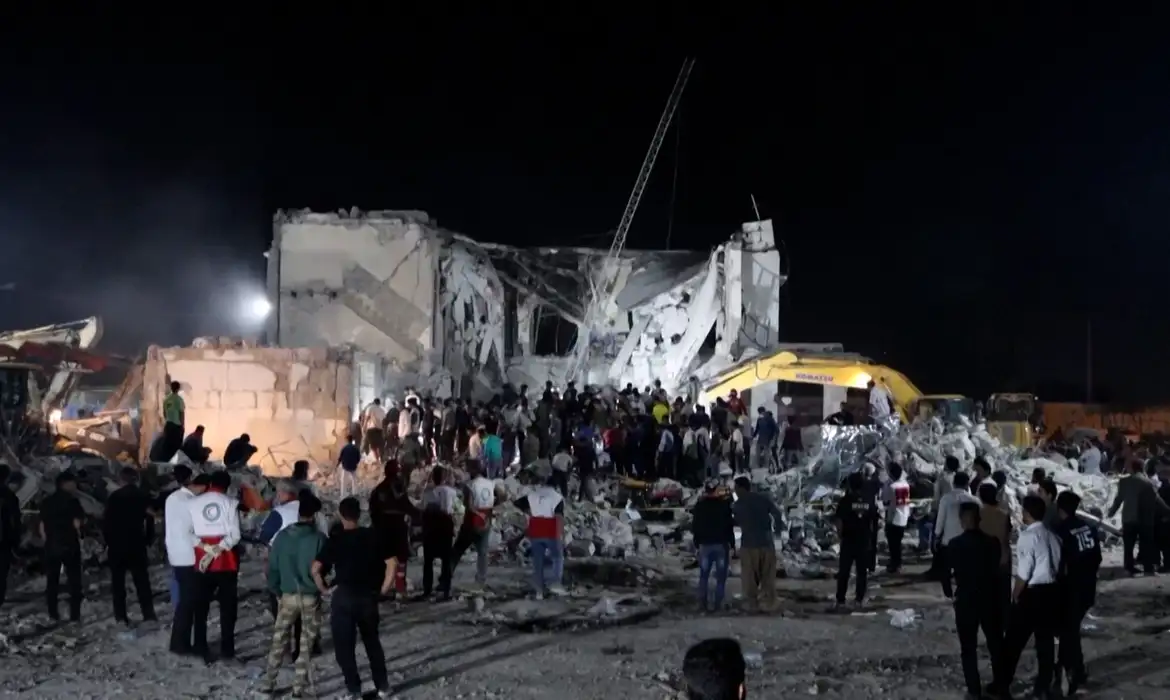 Irã eleva para 153 o número de estudantes mortas em ataque a escola