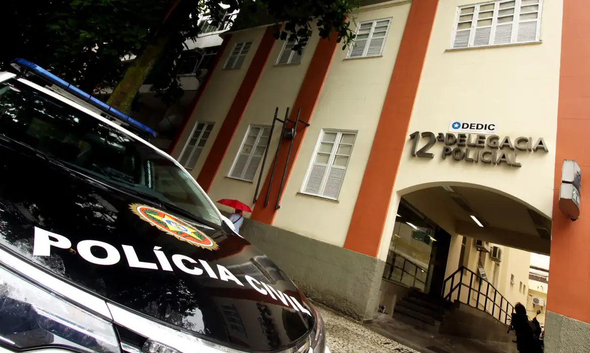 Jovens acusados de estupro coletivo no RJ estão fugitivos