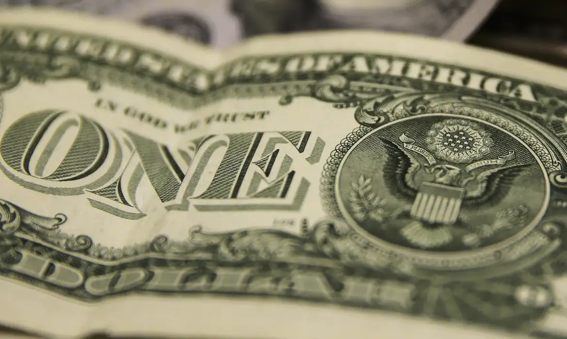 Mercado financeiro registra euforia com Ibovespa em recorde e dólar em menor valor