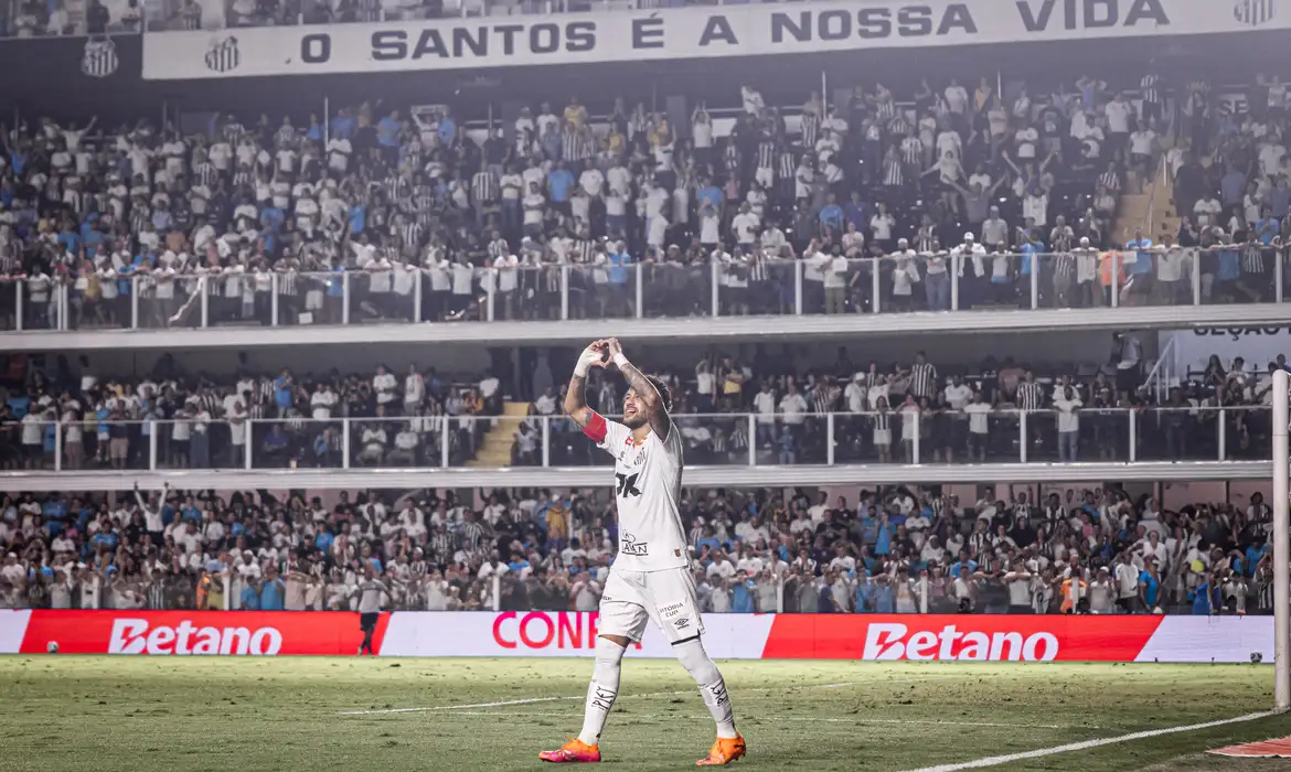 Neymar se destaca e Santos conquista vitória no Brasileirão