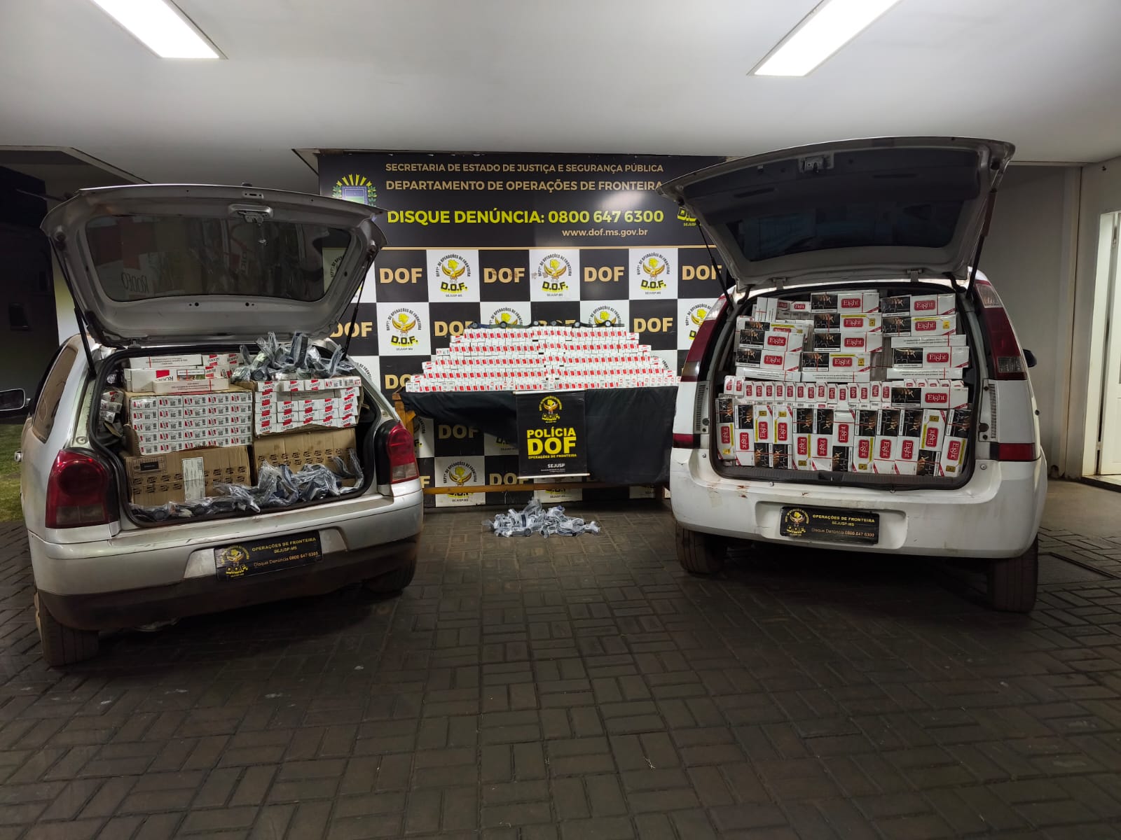 Veículos carregados de cigarros contrabandeados são apreendidos em Dourados