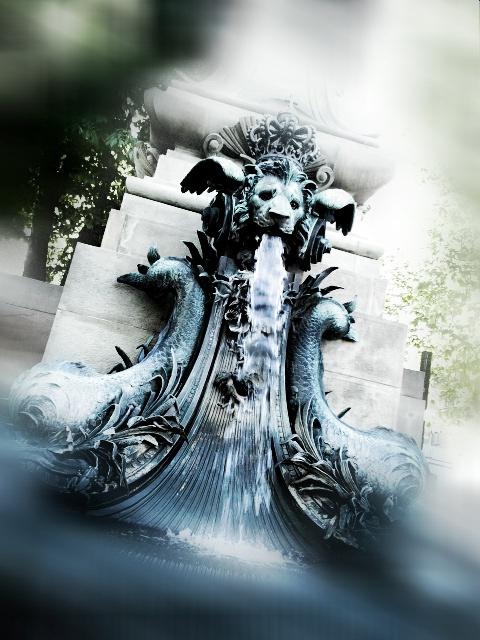 ein Brunnen, bei dem das Wasser aus dem Maul eines wilden Tieres fällt
