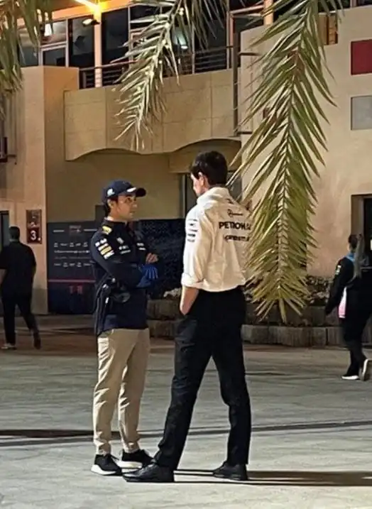 nxnoticias.com-captan-a-checo-perez-hablando-con-lider-de-mercedes-por-su-parte-papa-de-sainz-fue-visto-con-cabeza-de-red-bull