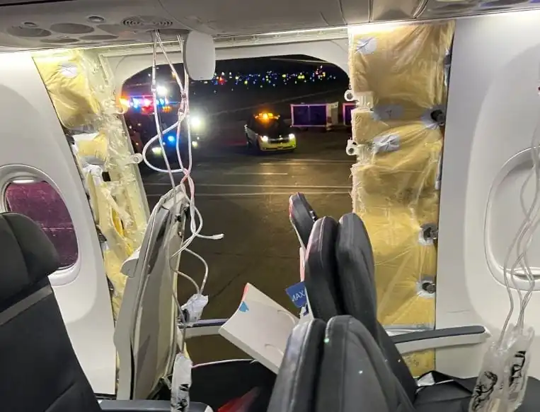 nxnoticias.com-tapon-de-puerta-de-avion-de-alaska-airlines-se-desprendio-en-pleno-vuelo-por-falta-de-pernos