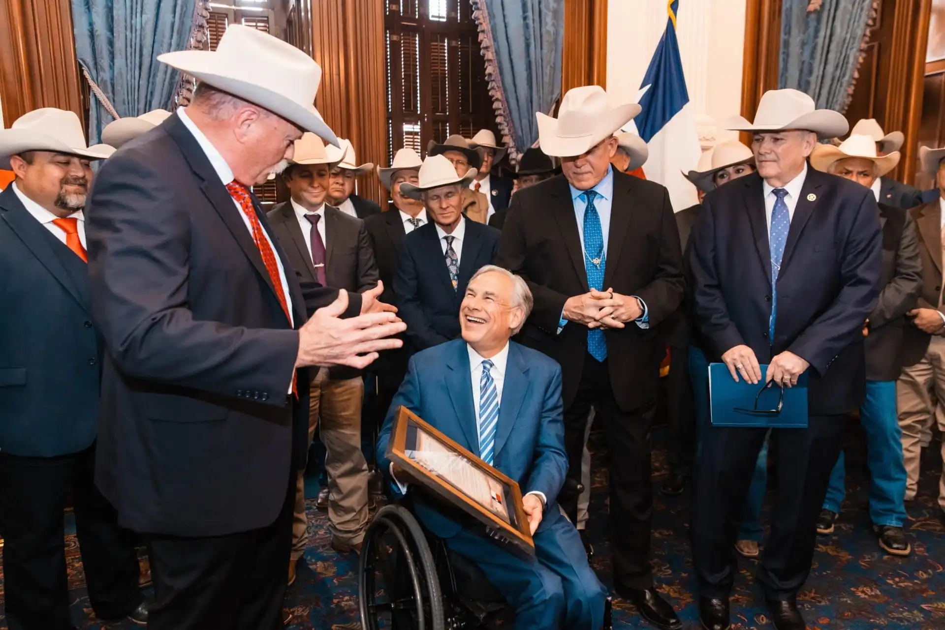 nxnoticias.com-advierte-gobernador-de-texas-que-continuara-arrestando-migrantes-construyendo-un-muro-y-poniendo-alambre-de-puas