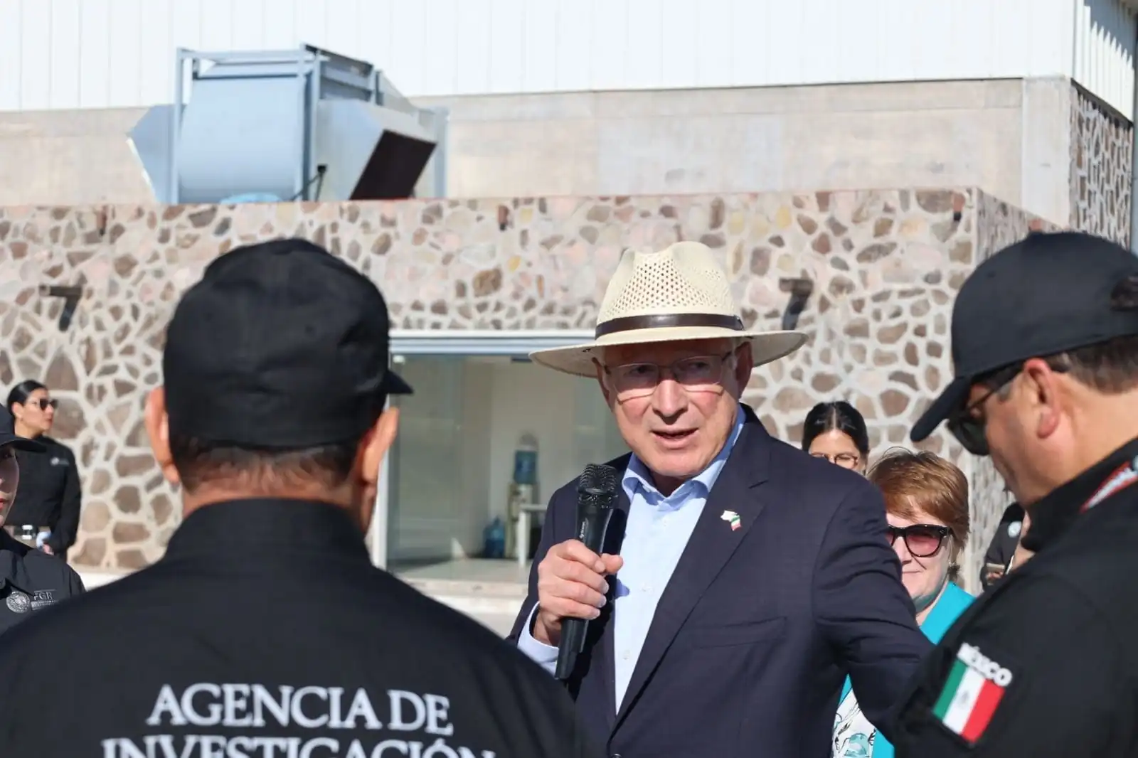 nxnoticias.com-afirma-ken-salazar-que-ley-anti-migrante-de-texas-es-danina-e-inconstitucional