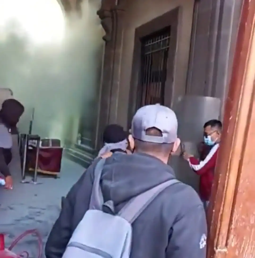 nxnoticias.com-manifestantes-de-los-43-derrumban-puerta-de-palacio-nacional-acusa-amlo-provocacion