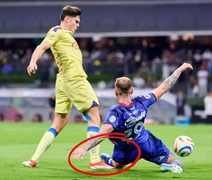 nxnoticias.com-en-la-final-entre-america-y-cruz-azul-el-var-dijo-que-no-habia-penal-y-el-arbitro-insistio-en-marcarlo