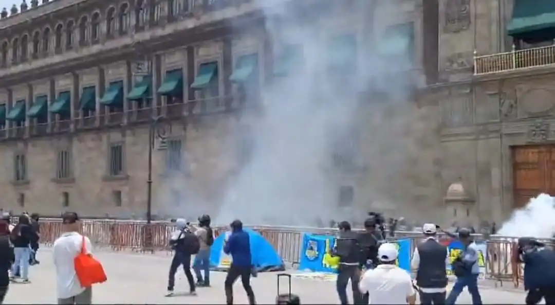 nxnoticias.com-lanzan-normalistas-petardos-a-palacio-nacional