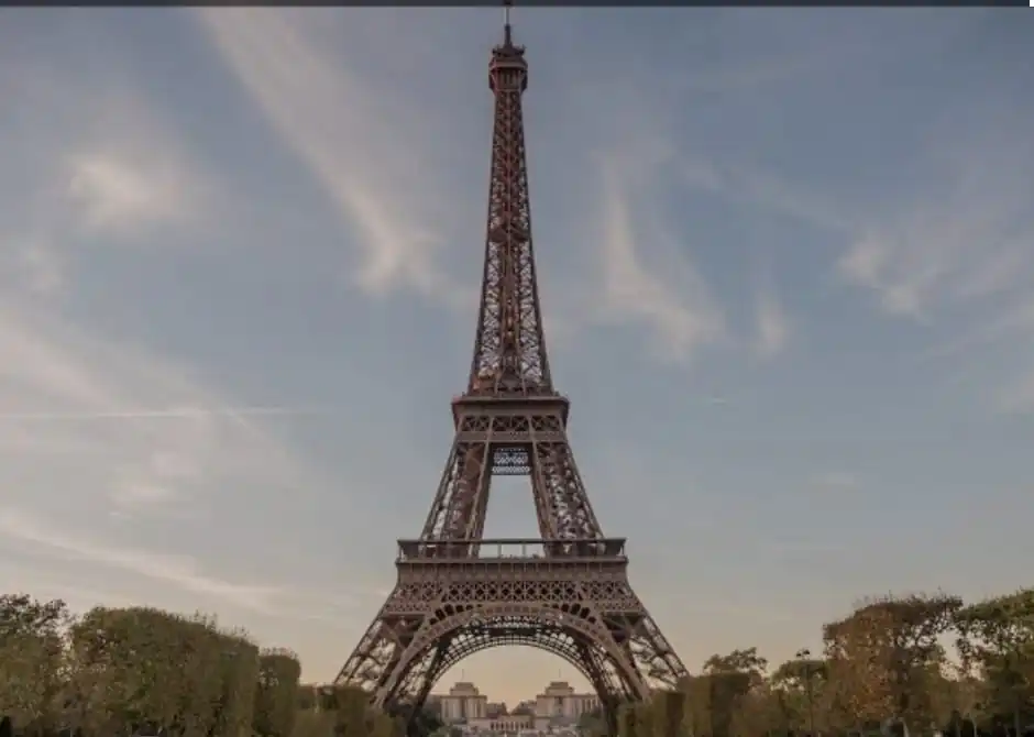 nxnoticias.com-detienen-a-hombre-que-intento-escalar-la-torre-eiffel