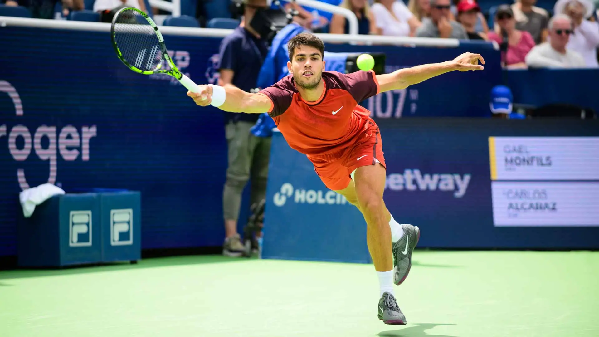 nxnoticias.com-frustracion-en-cincinnati-alcaraz-rompe-su-raqueta-tras-perder-ante-monfils