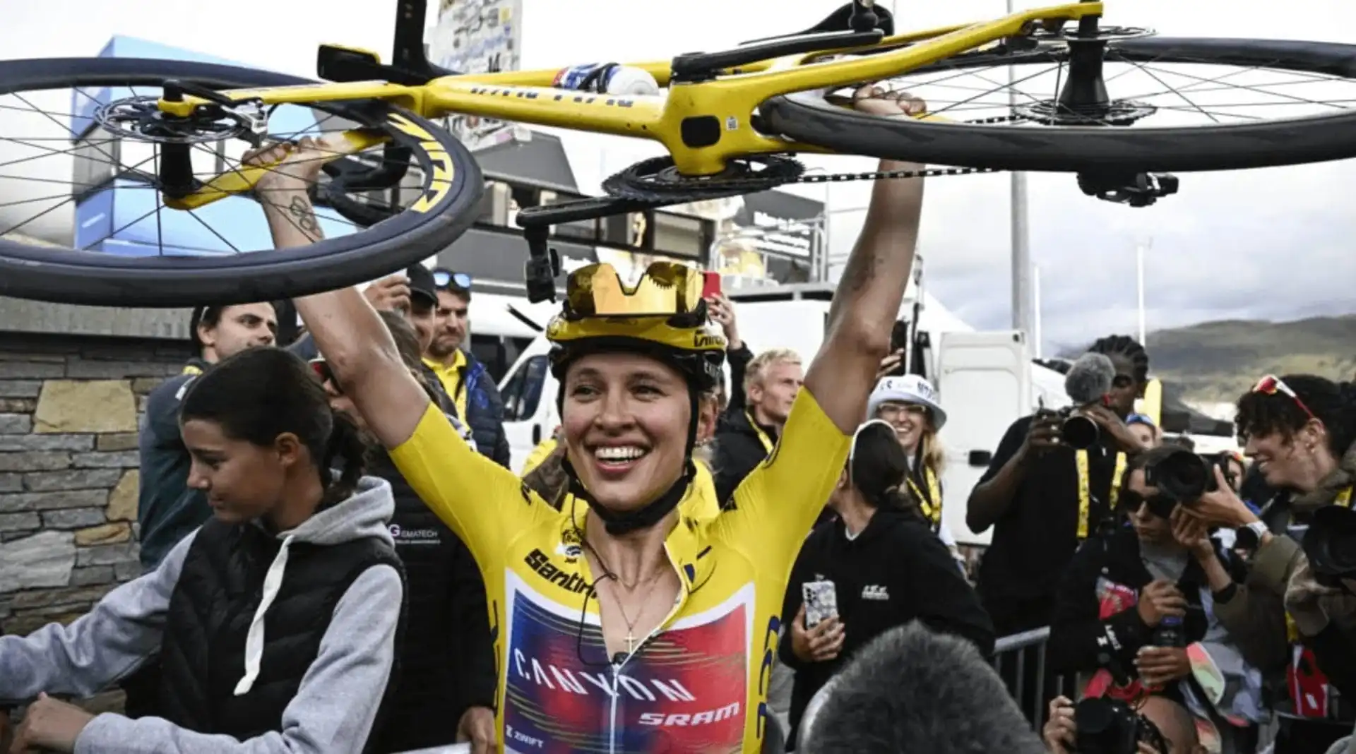 nxnoticias.com-kasia-niewiadoma-conquista-el-tour-de-francia-femenino-en-una-batalla-epica