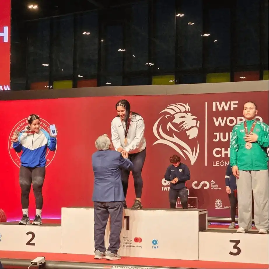 nxnoticias.com-mayrin-hernandez-triunfa-con-tres-medallas-en-mundial-de-halterofilia
