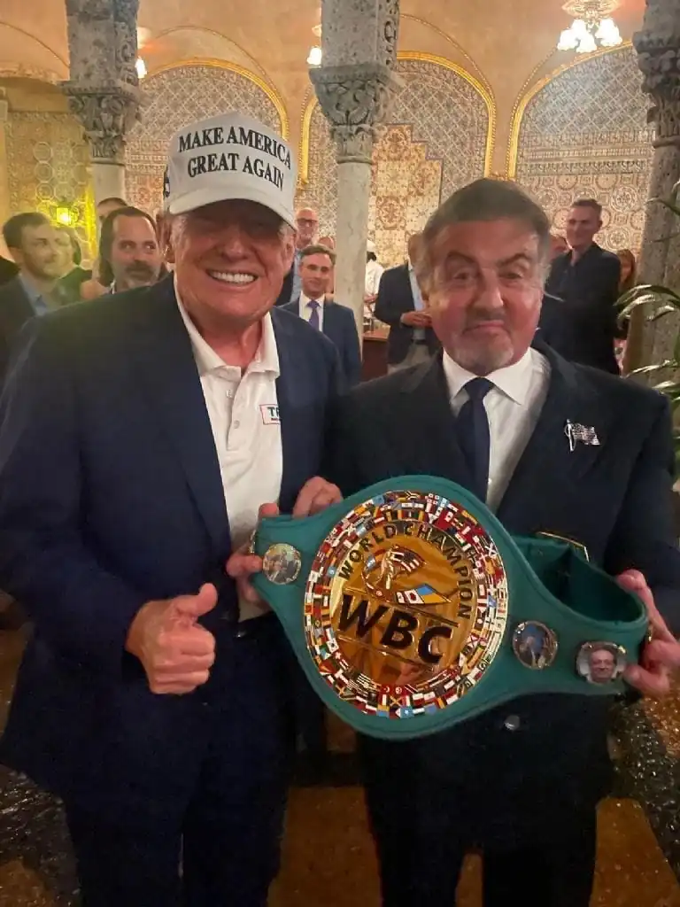 nxnoticias.com-trump-recibe-el-cinturon-del-cmb-de-manos-de-stallone-sulaiman-celebra-el-momento