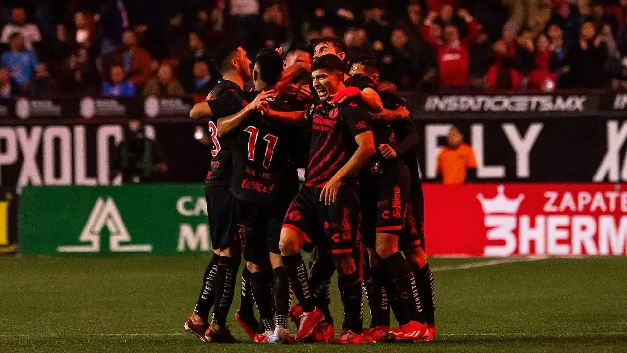 nxnoticias.com-xolos-aplasta-a-cruz-azul-3-0-noche-historica-en-tijuana