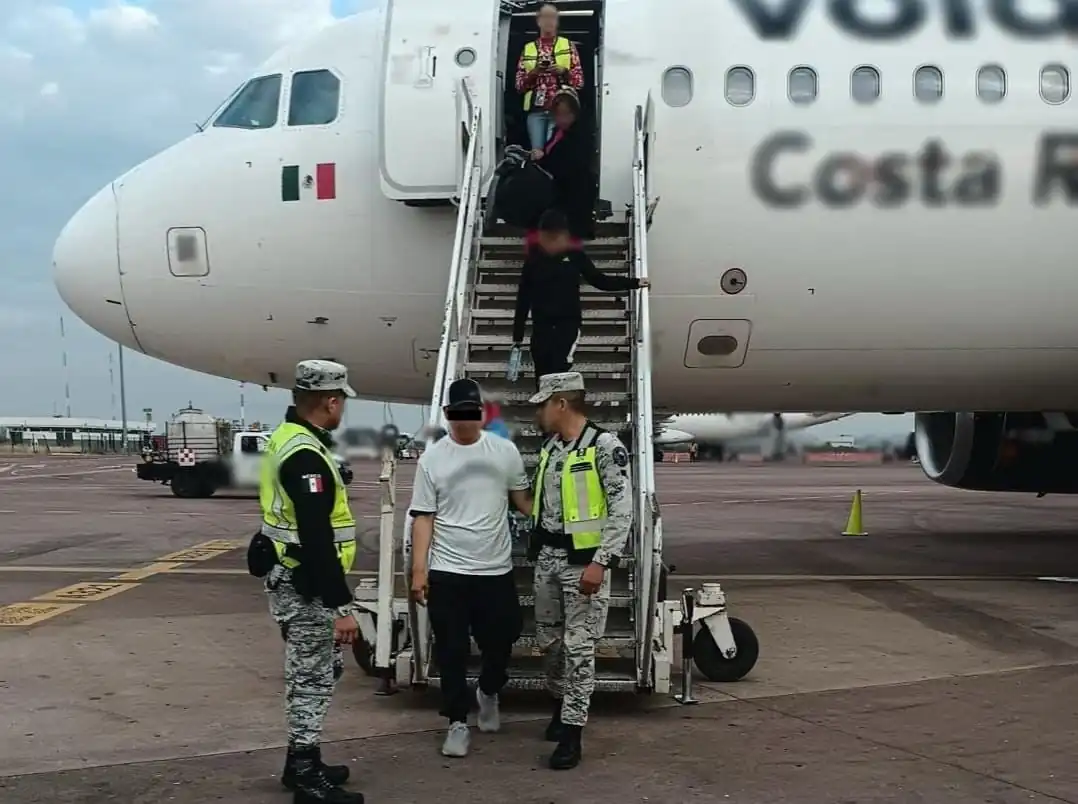 nxnoticias.com-detienen-a-hombre-que-altero-el-orden-al-interior-de-un-avion-rumbo-a-tijuana