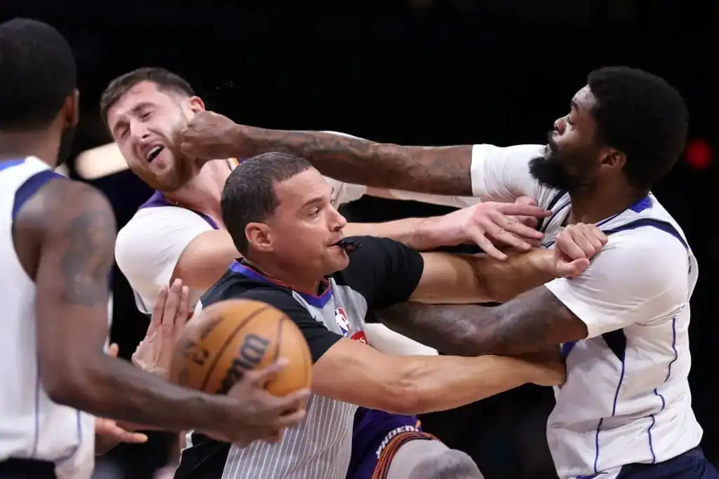 nxnoticias.com-golpes-en-la-duela-suns-vs-mavericks-termina-con-expulsiones-y-sanciones